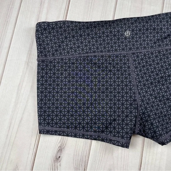 Lululemon Boogie Micro Shorts Women’s 10 Diamond Geometric Print Baddie Low Rise - Picture 5 of 12